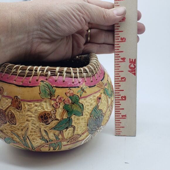 Hand Carved Hand Painted Gourd w/ marsh lotus birds & dragonflies. Artist signed - Picture 14 of 15
